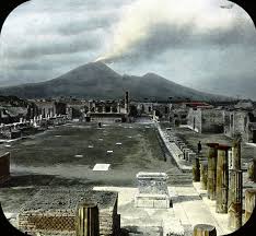 Sopka Vesuv na pozadí ruin antického města Pompeje